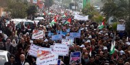 مسيرة لموظفي الأونروا في غزة احتجاجاً على تقليص المساعدات المالية