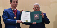 الرئيس عباس يقلد السفير إلشاد أسكندروف نجمة القدس من وسام القدس