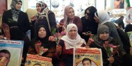 غزة : مفوضية المرأة توزع باقات من الورود على امهات الاسرى في يوم المرأة العالمي