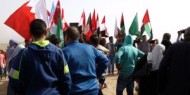 شبان يرفعون أعلام الدول المتضامنة مع فلسطين على حدود غزة