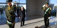 السيد الرئيس محمود عباس يهنئ الشعب الفلسطيني خلال وضعه إكليلاً من الزهور على ضريح الشهيد #ياسر_عرفات