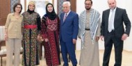 الرئيس يستقبل القائمين على مبادرة الزي الفلسطيني
