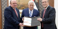 الرئيس يتسلم الاستراتيجية الوطنية للشمول المالي في فلسطين