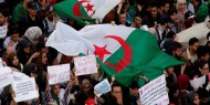 احتجاج الآلاف في الجزائر على قرارات بوتفليقة وتواصل الإضراب العام