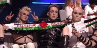 وفد آيسلندا يرفع علم فلسطين في "يوروفيجن" بتل أبيب