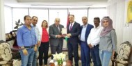 عساف يتسلم نسخة من ارشيف مرقمن من أبو زهري