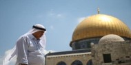 العشرات يؤدون "الجمعة" في حي واد الحمص شرق القدس