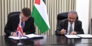اشتية يوقّع مع القنصل البريطاني مذكرة تفاهم لدعم قطاع الأمن