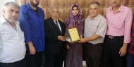محافظ خانيونس يكرم الأولى في الثانوية العامة على مستوي المحافظة