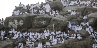 حجاج بيت الله الحرام يقفون بعرفة في الركن الاعظم من الحج