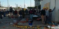 الاحتلال يتلف بسطات الباعة على معبر وادي الخليل ويخلف خسائر مادية