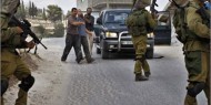 الاحتلال يعتقل مواطنا ويسلم بلاغين لشقيقين من يطا