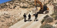 الاحتلال يغلق طريق خربة شعب البطم جنوب الخليل بسواتر ترابية