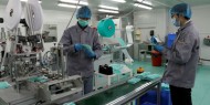 مصنع فلسطيني يبدأ بإنتاج الكمامات بطاقة تزيد على 10 آلاف يوميا