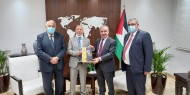 اشتية يتسلم من أبو هولي التقرير السنوي لدائرة شؤون اللاجئين