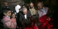 اشتية يشارك عائلة محمد التميمي من دير نظام مائدة الإفطار