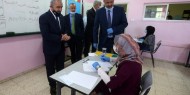 رئيس الوزراء يفتتح امتحان الثانوية العامة من بيتا في نابلس