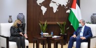 اشتية يطلع القنصل البريطاني العام على آخر التطورات السياسية والاقتصادية