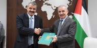 اشتية يتسلم التقرير السنوي لديوان الرقابة المالية والإدارية للعام 2020