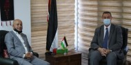 سفارتنا بالقاهرة و"شؤون اللاجئين" توزعان مساعدات مالية طارئة على العائلات الفلسطينية القادمة من سوريا