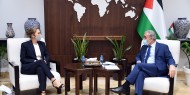 اشتية يبحث مع رئيسة بعثة الصليب الأحمر أوضاع المعتقلين في السجون الاحتلال
