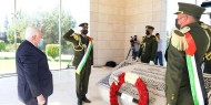 الرئيس يضع اكليلا من الزهور على ضريح عرفات في الذكرى الـ17 لاستشهاده