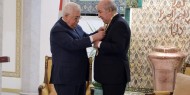 الرئيس ونظيره الجزائري يتبادلان الأوسمة