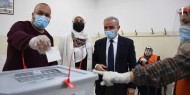 رئيس الوزراء يتفقد مراكز الاقتراع في عدد من قرى شرق رام الله