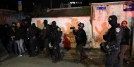الاحتلال يحطم محتويات محل تجاري ويسرق مبلغا ماليا في مخيم الجلزون