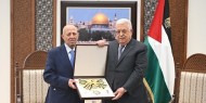 الرئيس يقلد القائد الوطني أحمد قريع وسام نجمة الشرف من الدرجة العليا