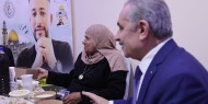 اشتية يشارك عائلة الشهيد محمد اسحق حميد مائدة الإفطار في بلدة بيت عنان