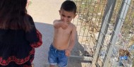 الاحتلال يجبر طفلا على خلع ملابسه