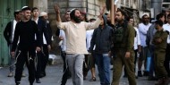 مستعمرون يؤدون طقوسا تلمودية في منطقة الكرمل الأثرية في يطا