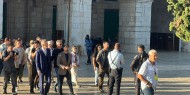 مستوطنون يؤدون طقوسا تلمودية قرب أحد أبواب الأقصى
