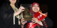 تقليد أم ناصر أبو حميد وسام المرأة المثالية في مهرجان بالأقصر المصرية