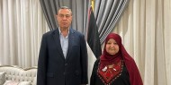 السفير اللوح يهنئ المناضلة "أم ناصر أبو حميد" عقب تقليدها وسام "المرأة المثالية"