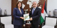 اشتية يتسلم التقرير السنوي لسلطة جودة البيئة لعام 2022