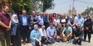 وفد الاتحاد الدولي للصحفيين يضع إكليلا من الزهور في موقع اغتيال الصحفية أبو عاقلة