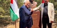 الرئيس يزيح الستار عن مجسم تذكاري للرئيس ياسر عرفات في حديقة المتحف الصيني ببكين