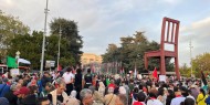 مئات المصلين بمسجد الأزهر في القاهرة يشاركون في مسيرة نصرة لشعبنا