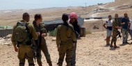 مستعمرون يعرقلون تنقل المواطنين على شارع قلقيلية- نابلس