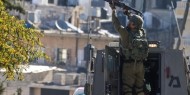 الاحتلال يصيب مواطنا ويعتقل 21 آخرين في محافظة الخليل
