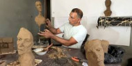 مجسمات فنية من طين المنازل المدمرة في غزة