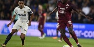 فالكاو يقود موناكو لفوز صعب على ميتز في الدوري الفرنسي