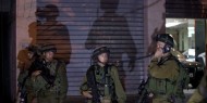 الخليل: الاحتلال يعتقل مواطنا ويداهم منزلا ويستولي على 100 الف شيقل