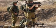الاحتلال يفجّر أبواباً خلال دهمه منازل مواطنين في القدس ويعتقل شابا