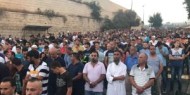 آلاف المقدسيين يؤدون "المغرب" أمام بوابات الأقصى رفضاً لإجراءات الاحتلال