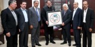 الرئيس يتسلم النسخة الأولى من الكتب المدرسية للمناهج الجديدة