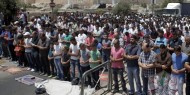 أهالي قلقيلية يقيمون صلاة الجمعة في ساحة مستشفى الوكالة المهدد بالإغلاق
