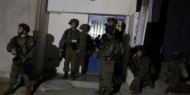 القدس: الاحتلال يحاصر العيسوية ويُخطر بهدم منازل ويعتقل ثلاثة شبان